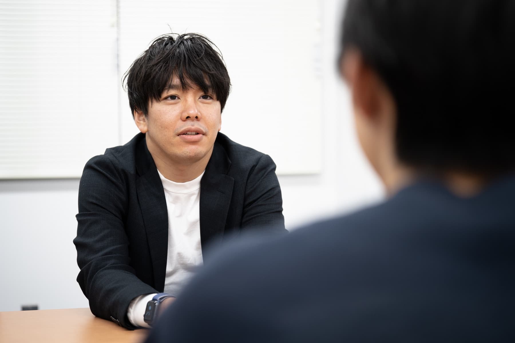 相談者と向き合って話す担当者の稲垣大輔